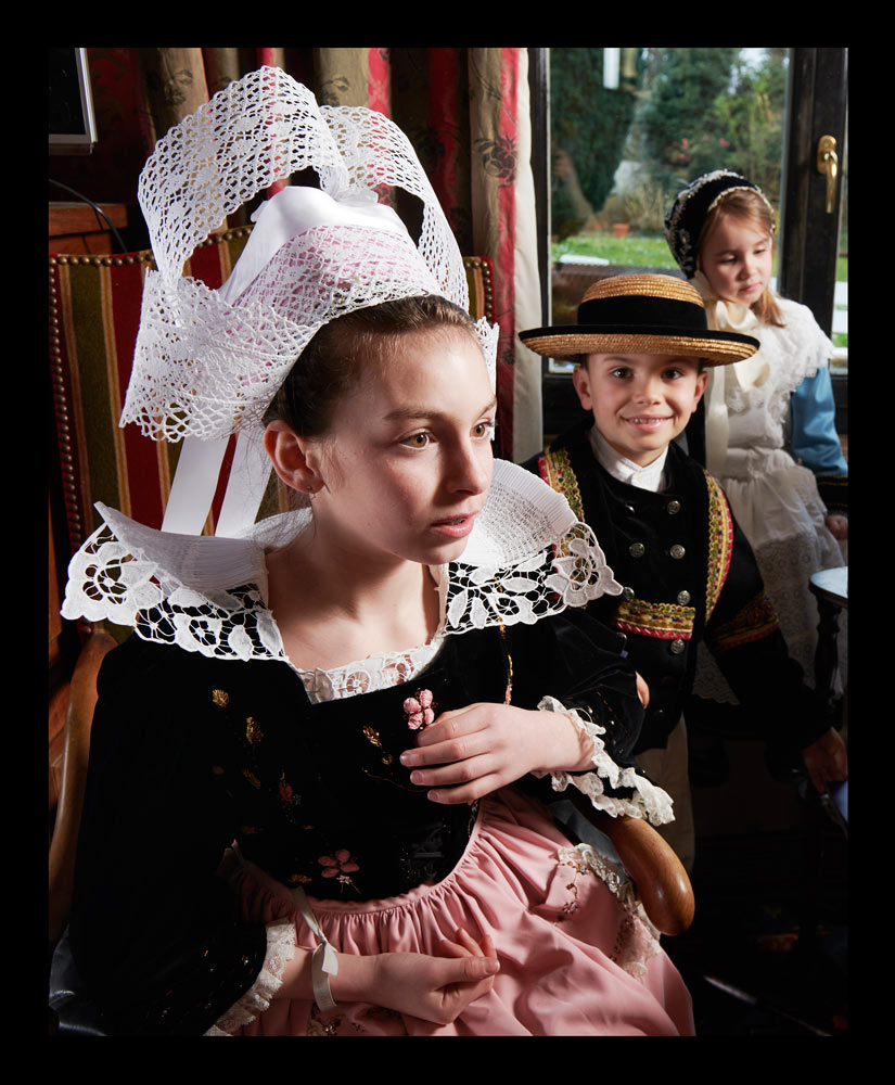 exposition photo le costume de Concarneau à la loupe