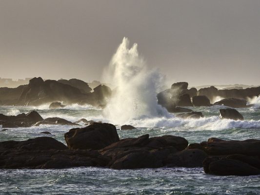 La mer en hiver , rochers de Kerlouan , Finistère , Bretagne