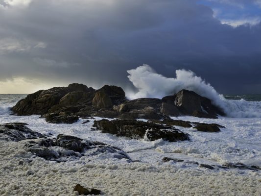 La mer en hiver , rochers de Saint Guénolé , Finistère , Bretagne