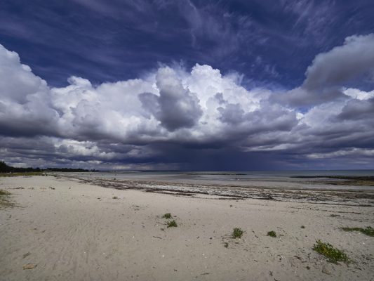 ile Tudy en hiver , plage et nuages , Finistère , Bretagne