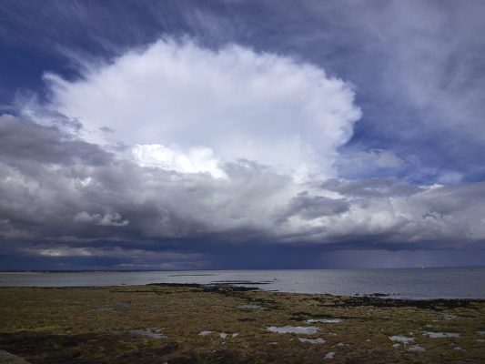 ile Tudy en hiver , plage et nuages , Finistère , Bretagne