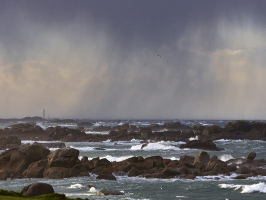 La mer en hiver , rochers de Kerlouan , Finistère , Bretagne