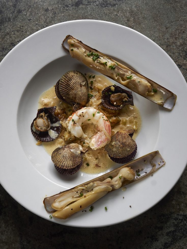 Langoustines,pétoncles noires et couteaux en marinière au thym citron Henri Pellen