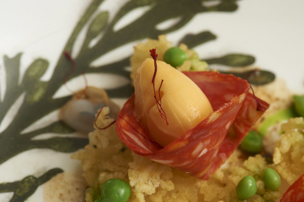 Paella de riz soufflé,glace au safran,coques et chorizo , Olivier Bellin , céramiste Claudine Kerbrat