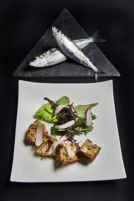 cake à la sardine au curcuma petite salade de radis rose , Guy Guilloux