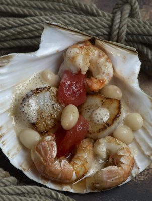 poelée de coquilles st jacques et langoustines aux cocos blancs , Guy Guilloux